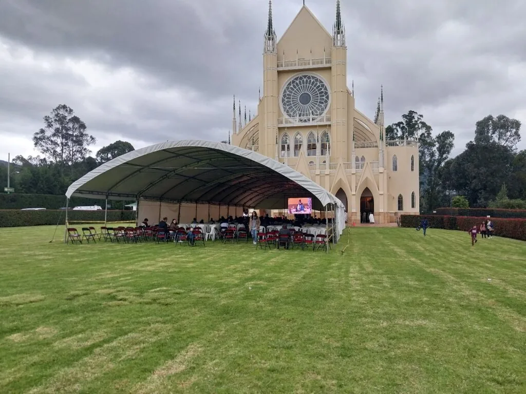 Montaje exterior de evento con carpa y pantalla