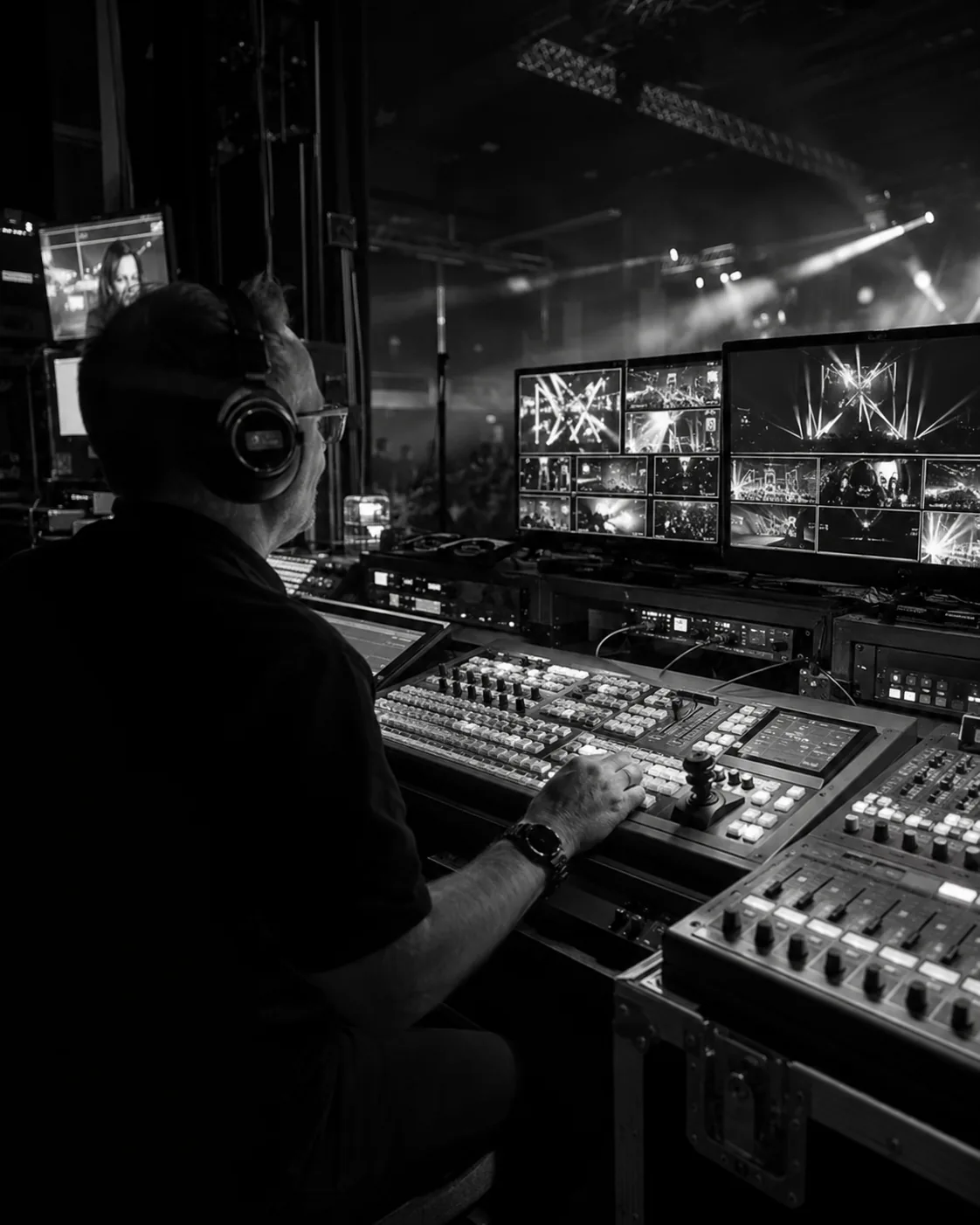 Operador controlando una producción audiovisual en vivo