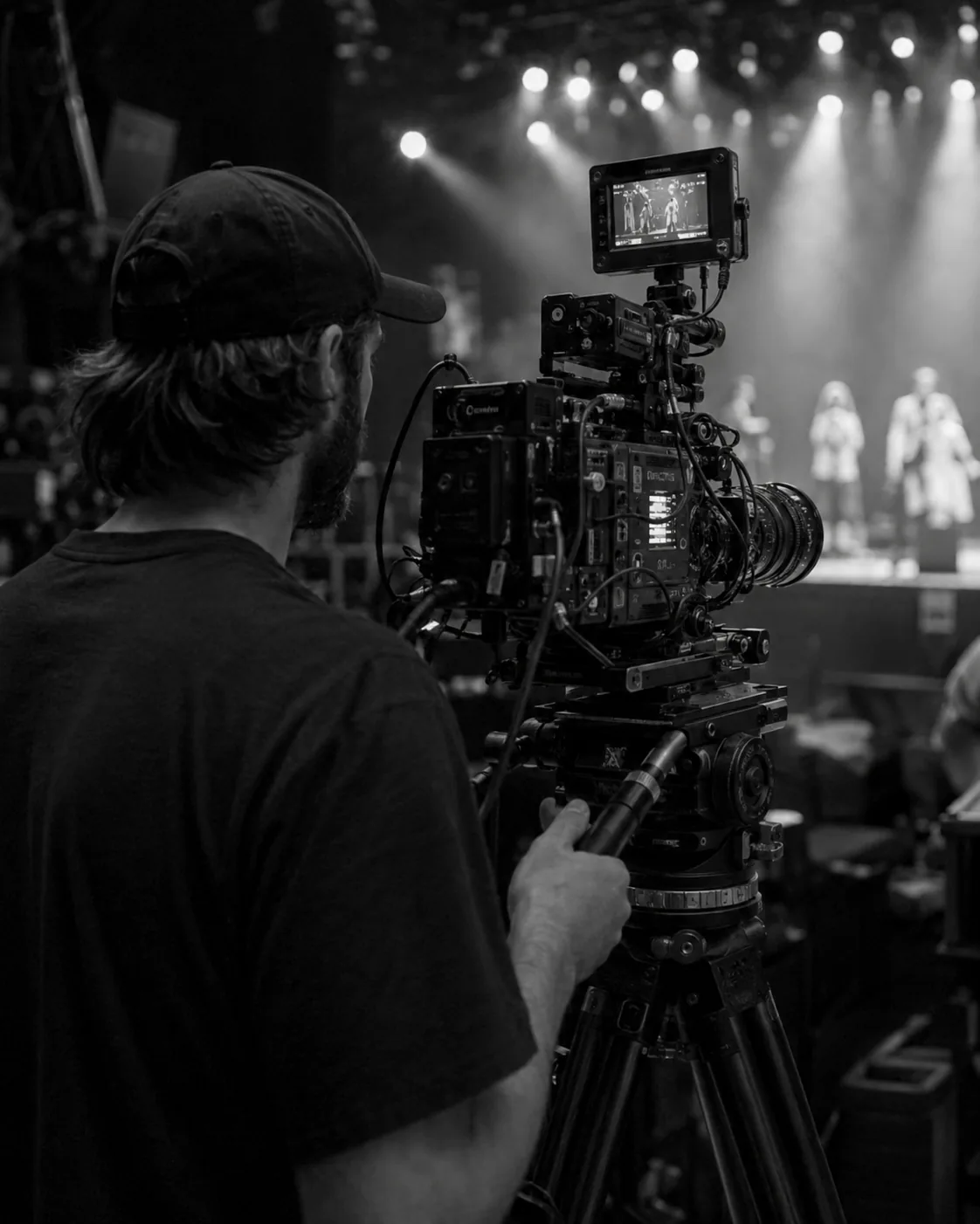 Camarógrafo operando una cámara profesional durante un rodaje de evento