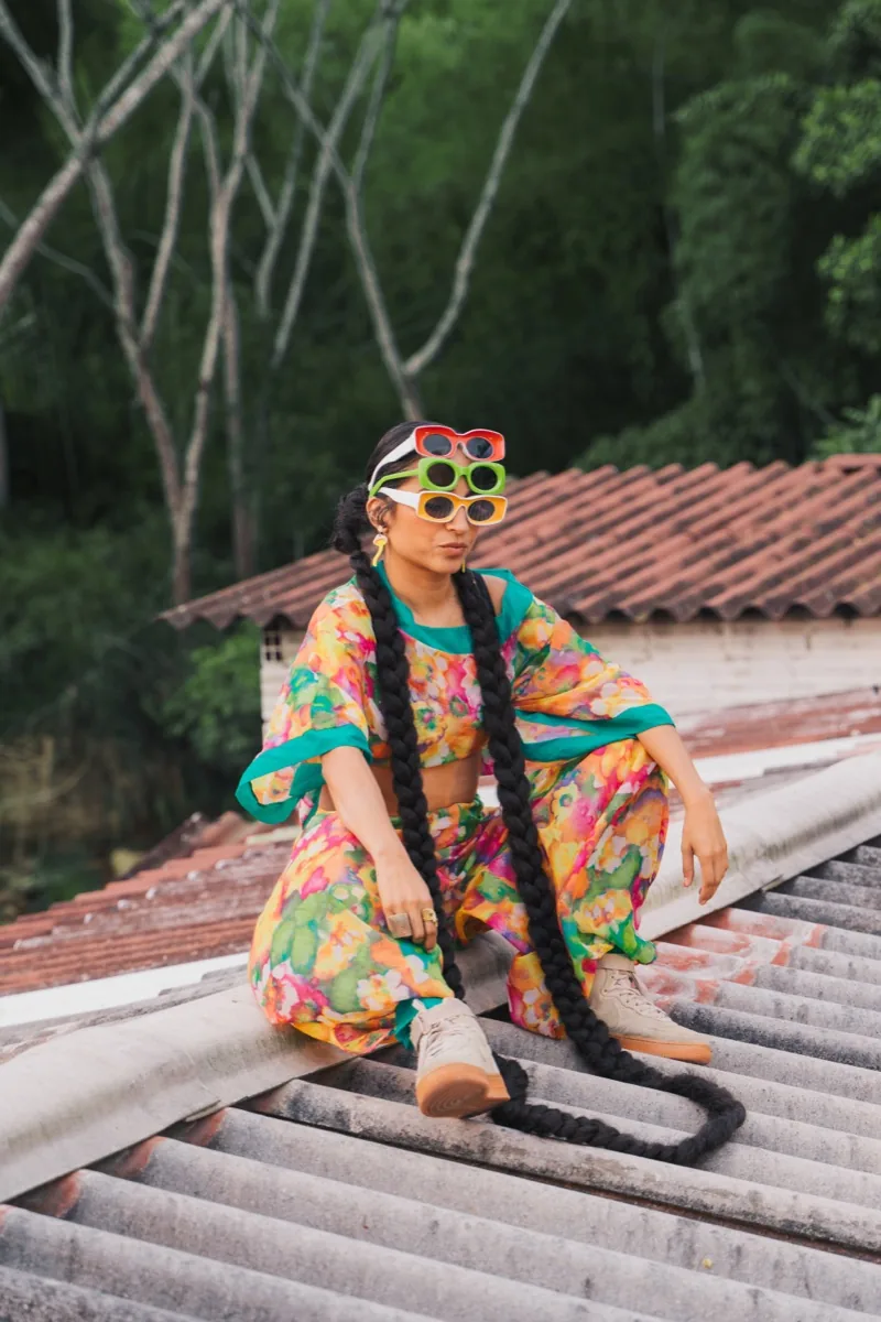 Artista en una sesión fotográfica exterior