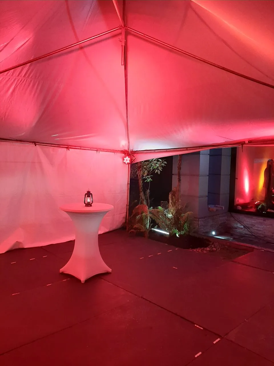 Montaje de iluminación y mobiliario para un evento