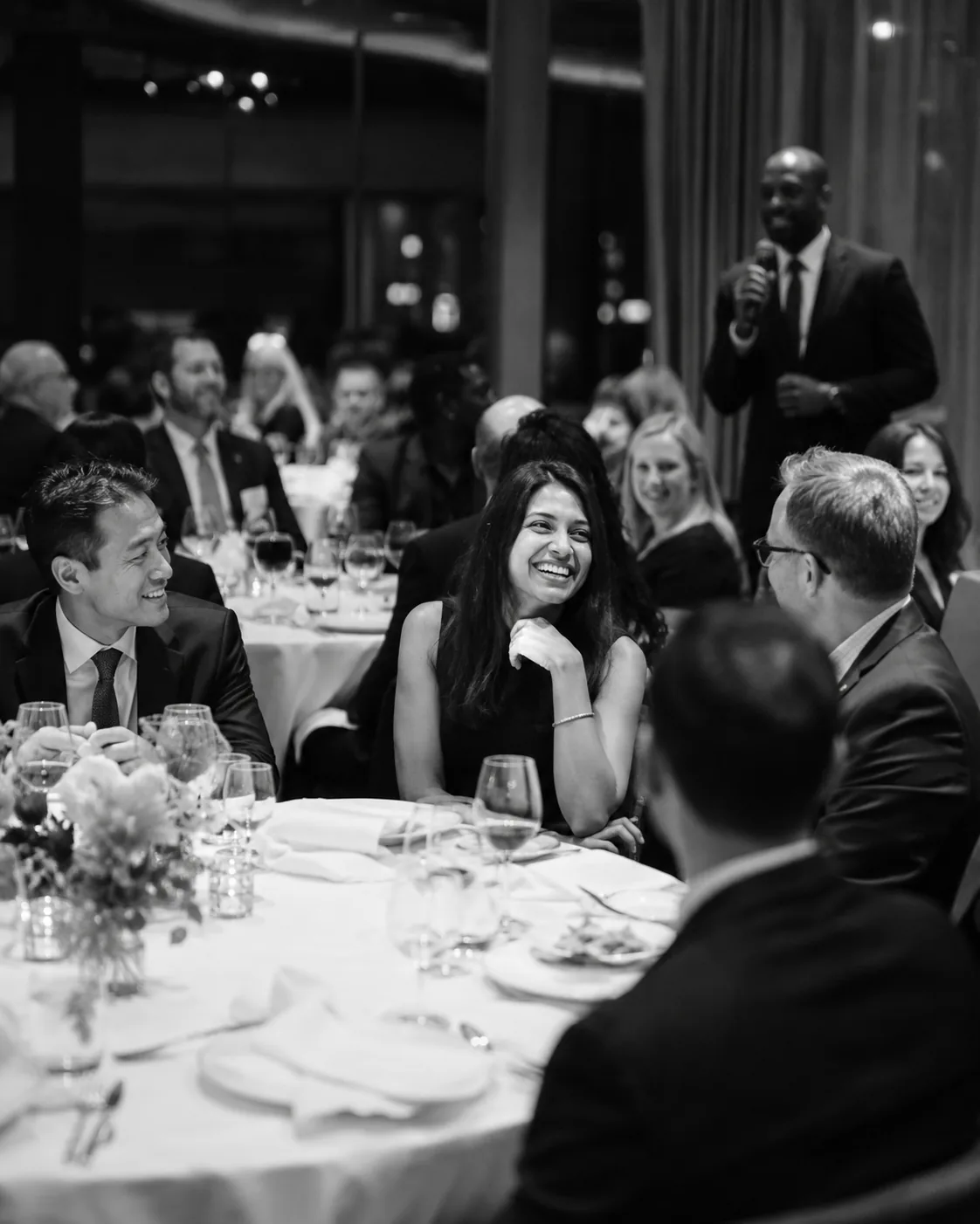 Personas compartiendo una cena empresarial